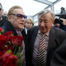 Helmut Berger verteilte Rosen in der Lugner City in Wien