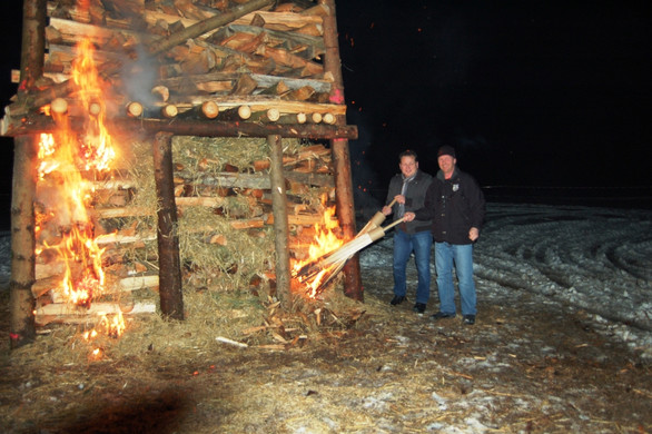 Bgm. Harald Witwer und Obmann Klemens Tschann (li) entzünden den Funken 2013.