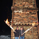 Bgm. Harald Witwer und Obmann Klemens Tschann (li) entzünden den Funken 2013.