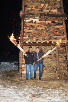 Bgm. Harald Witwer und Obmann Klemens Tschann (li) entzünden den Funken 2013.