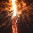 Die Funkenhexe verabschiedt sich mit einem lauten Knall und einer hellen Explosion.