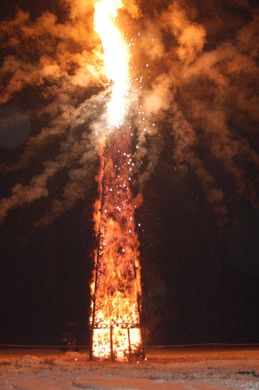 Die Funkenhexe verabschiedt sich mit einem lauten Knall und einer hellen Explosion.