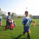 150409 Noah Fussball erstes Mal Rasen 014.jpg