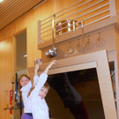 03 Christina und Anna-Maria vor dem Riesenherd.JPG