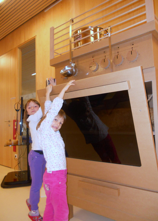 03 Christina und Anna-Maria vor dem Riesenherd.JPG