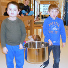07 Emilio und Felix heben den schweren Kochtopf.JPG