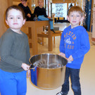 08 Emilio und Felix tragen den schweren Kochtopf.JPG