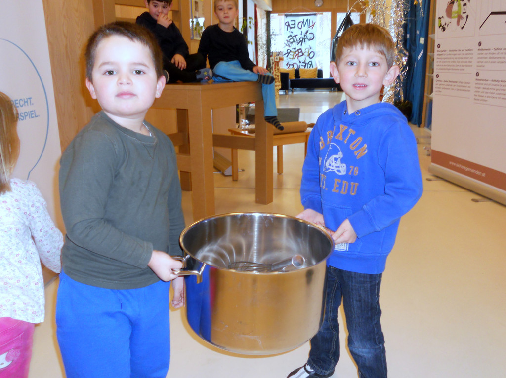 08 Emilio und Felix tragen den schweren Kochtopf.JPG