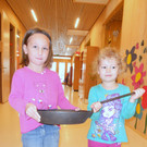 09 Hanna und Belinda mit der Riesenpfanne.JPG