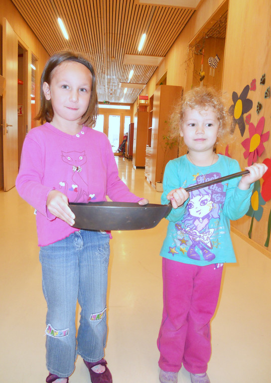 09 Hanna und Belinda mit der Riesenpfanne.JPG