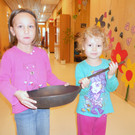 10 Hanna und Belinda tragen die schwere Riesenpfanne.JPG
