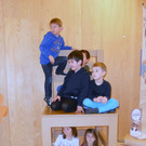 11 Kindergartenkinder auf und unter dem Riesenstuhl.JPG