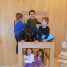 12 Kindergartenkinder auf und unter dem Riesenstuhl.JPG