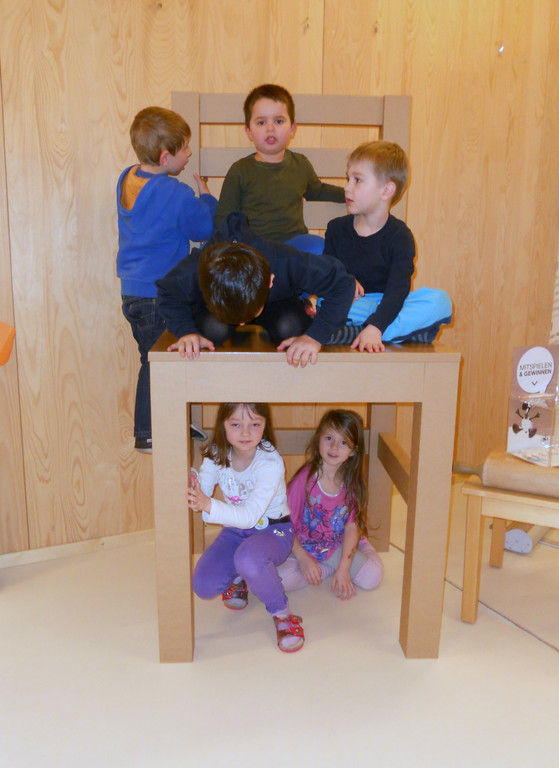 12 Kindergartenkinder auf und unter dem Riesenstuhl.JPG