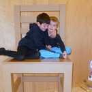 13 Ramon und Luca auf dem Riesenstuhl.JPG