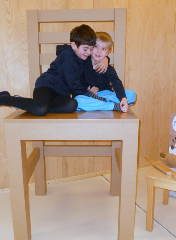 13 Ramon und Luca auf dem Riesenstuhl.JPG