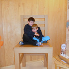 14 Ramon und Luca auf dem Riesenstuhl.JPG