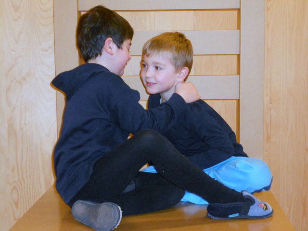 15 Ramon und Luca auf dem Riesenstuhl.JPG