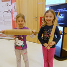 18 Paula und Leonie mit riesigen K__chenhelfern.JPG