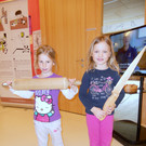 19 Paula und Leonie mit riesigen K__chenhelfern.JPG