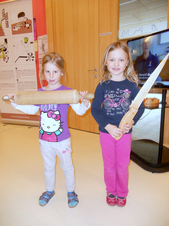 19 Paula und Leonie mit riesigen K__chenhelfern.JPG