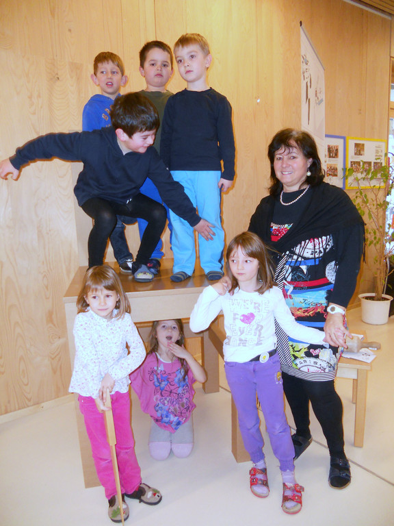 22 Leiterin Renate Hirschauer mit ihrer Kinderschar.JPG