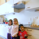 28 Christina_ Kristina und Manuel in der echten Kindergartenk__che.JPG