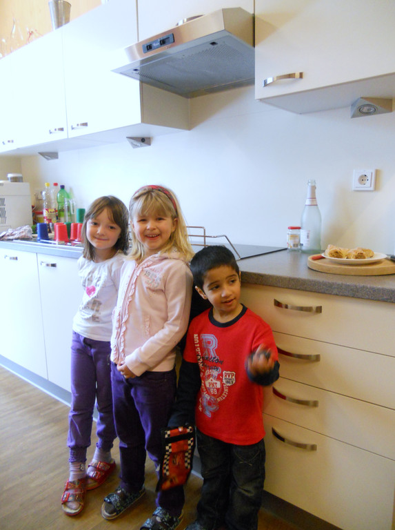 28 Christina_ Kristina und Manuel in der echten Kindergartenk__che.JPG