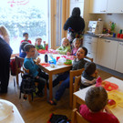 29 Kindergartenkinder bei der Jause.JPG