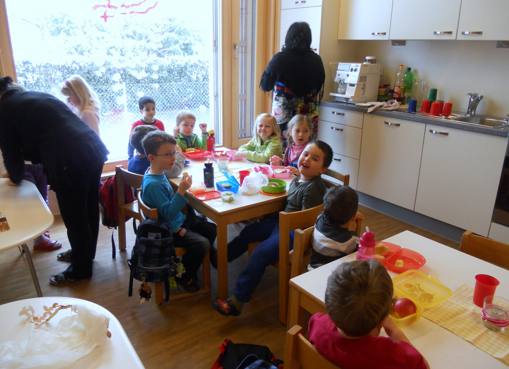 29 Kindergartenkinder bei der Jause.JPG