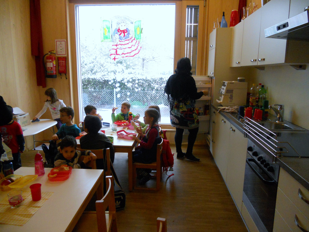 30 Kindergartenkinder bei der Jause.JPG