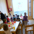 31 Kindergartenkinder bei der Jause.JPG