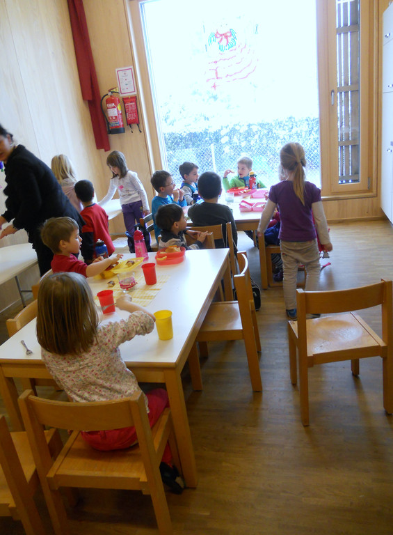 31 Kindergartenkinder bei der Jause.JPG
