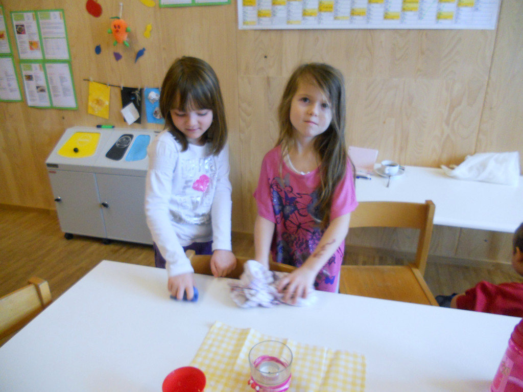 32 Christina und Emily helfen im Haushalt.JPG