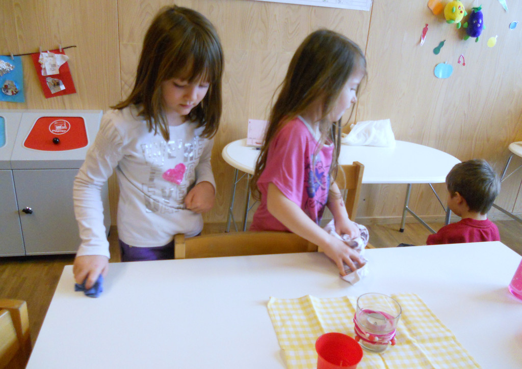 33 Christina und Emily helfen im Haushalt.JPG