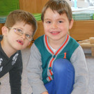 37 Batuhan und Julian helfen fleissig mit.JPG