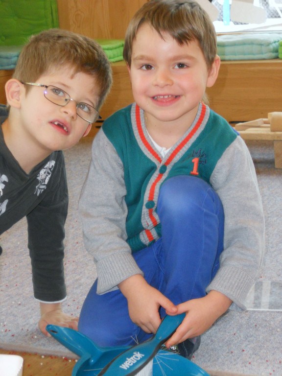 37 Batuhan und Julian helfen fleissig mit.JPG