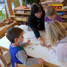 38 P__dagogin Renate Hirschauer spielt mit den Kindern ein Zuordnungsspiel __ber Gefahren im Haushalt.JPG