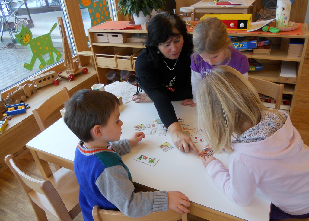 38 P__dagogin Renate Hirschauer spielt mit den Kindern ein Zuordnungsspiel __ber Gefahren im Haushalt.JPG