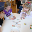 39 P__dagogin Renate Hirschauer spielt mit den Kindern ein Zuordnungsspiel __ber Gefahren im Haushalt.JPG