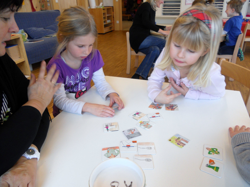 39 P__dagogin Renate Hirschauer spielt mit den Kindern ein Zuordnungsspiel __ber Gefahren im Haushalt.JPG