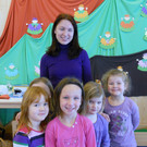 44 P__dagogin Ramona Monassi umringt von Kindern.JPG