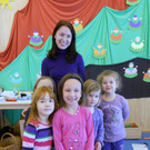45 P__dagogin Ramona Monassi umringt von Kindern.JPG