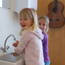 46 Kristina und Paula waschen sich die H__nde beim gro__en Waschbecken.JPG
