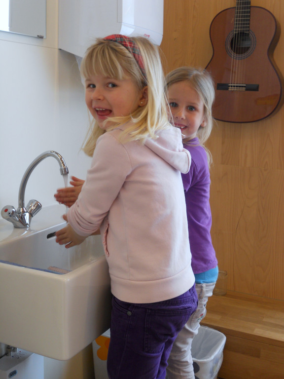 46 Kristina und Paula waschen sich die H__nde beim gro__en Waschbecken.JPG