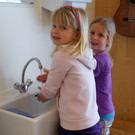 47 Kristina und Paula waschen sich die H__nde beim gro__en Waschbecken.JPG