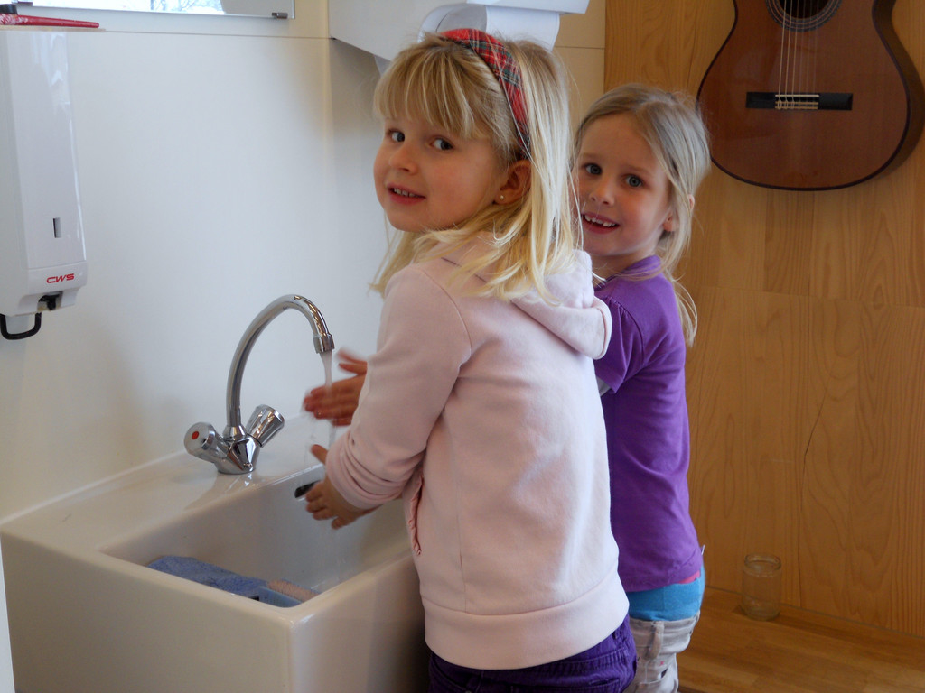 47 Kristina und Paula waschen sich die H__nde beim gro__en Waschbecken.JPG