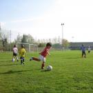 150409 Noah Fussball erstes Mal Rasen 033.jpg
