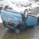 04_B55 Bad Schoenau_Pkw im Bach _2_.JPG