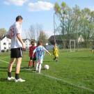 150409 Noah Fussball erstes Mal Rasen 042.jpg